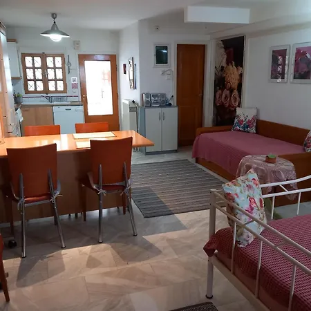 κοντά στην κλινική αγ λουκα Apartment *